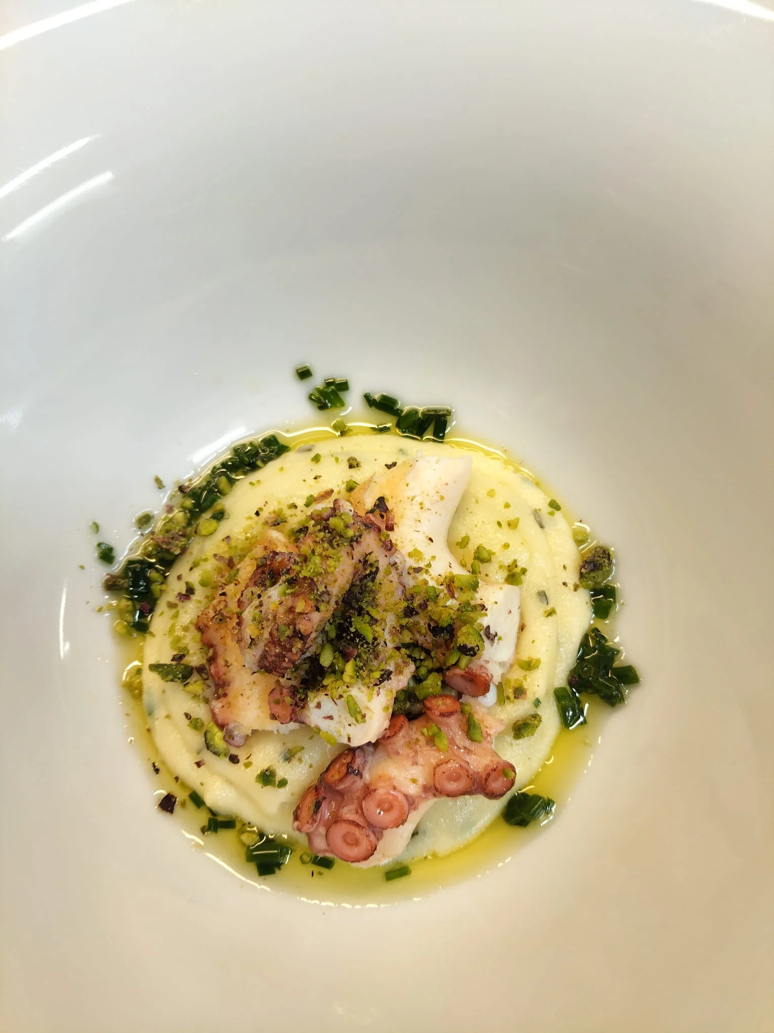 Polpo arrosto su purea di patate e granella di pistacchio Polpo arrosto su purea di patate e granella di pistacchio