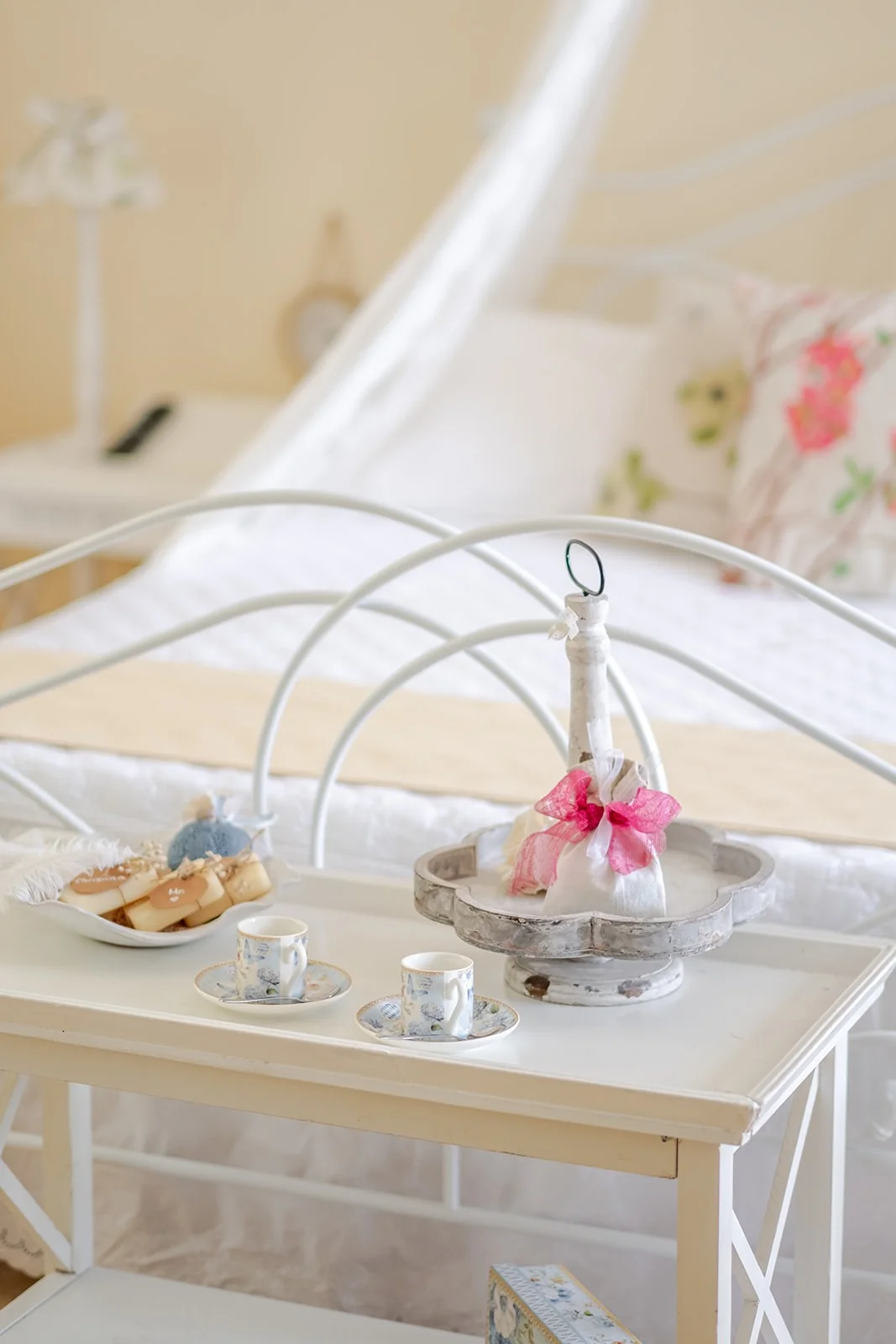 Vassoio del benvenuto — tazzine, biscotti e dolcetto Vassoio del benvenuto posato sul letto: tazzine, biscotti e dolcetto coordinato